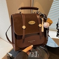Vintage bruine leren crossbodytas met gespdetail en baseball bedeltjes - Koffie Met Honkbal Hanger