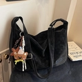 Große schwarze Wildleder-Beuteltasche mit Bärenanhänger und Fashion-Lederetikett - Schwarz Mit Stern Bär Anhänger