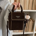 Dunkelbraune matte Handtasche mit Goldnieten und süßem Eiscreme-Plüschanhänger - Schwarz Mit Eiscreme Anhänger