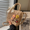 Handgefertigte Stroh-Eimertasche in Hellbraun mit Dekoblumen und Spitzen-Schleife - Khaki Floral Mit Schal
