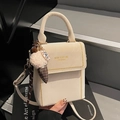 Elegante beige Lederhandtasche mit Goldperlenbesatz und süßem Eiscreme-Anhänger - Cremeweiß Mit Eiscreme Anhänger