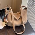 Sac hobo kaki en similicuir avec bandoulière réglable et breloque ours en peluche - Khaki Avec Charme d'Ours Étoile