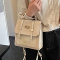 Chique beige retro rugzak met gesp gedragen door een model in een interieur - Beige Zonder Bedeltje