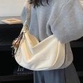 Schicke beige Hobo-Schultertasche mit Fashion-Patch und süßem braunem Plüschbär-Anhänger - Reisweiß Mit Stern Bär Anhänger