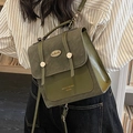 Vintage groene crossbody tas van leer met metalen gesp gedragen door een model - Groen zonder hanger