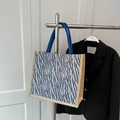 Borsa tote in lino retrò con motivo zebrato blu e manici in corda su supporto - Blu