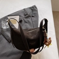 Sac dumpling café foncé en cuir mat avec pendentif ours et bandoulière large - Noir Avec Pendentif Ours Étoile