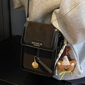 Petit sac bandoulière vertical noir en cuir avec logo doré et porte-clés ours peluche - Noir Avec Pendentif Ours Étoile