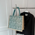 Borsa tote in lino con stampa zebra verde e manici intrecciati su una gruccia - Verde