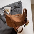 Sac bandoulière minimaliste marron foncé en similicuir mat avec un petit pendentif ours - Brun Avec Pendentif Ours Étoile