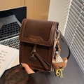 Petit sac bandoulière marron foncé en cuir texturé avec lettrage doré élégant - Café Avec Pendentif Ours Étoile