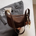 Sac demi-lune marron foncé en similicuir mat avec pendentif étoile tendance - Café Avec Pendentif Ours Étoile