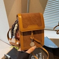 Petit sac bandoulière vertical marron avec breloque ours et bandoulière réglable - Brun Avec Pendentif Ours Étoile
