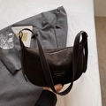 Sac hobo demi-lune en cuir mat marron foncé avec large bandoulière et plaque de logo - Noir sans Pendentif