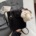 Mini sac seau noir mat avec breloque cheval en peluche blanche et bandoulière - Noir Avec Breloque Poney Blanc