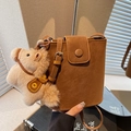 Sac seau vintage marron avec pendentif en peluche et bandoulière réglable chic - Marron Avec Breloque Poney Kaki