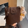 Sac seau tendance en cuir marron foncé avec un joli pendentif chien en peluche - Café Avec Breloque Poney Kaki