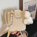 Sac seau crème chic en faux suède avec breloque poney en peluche et bandoulière - Beige Avec Breloque Poney Blanc