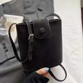 Sac seau minimaliste en daim marron foncé avec boucle ronde et bandoulière réglable - Noir sans Pendentif