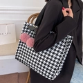 Schwarz-weiße Canvas-Einkaufstasche mit Hahnentrittmuster und rosa Kirsch-Pompons - Schwarz + Rosa Kirsch-Anhänger