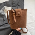 Sac seau marron caramel en cuir avec rabat supérieur et bandoulière réglable - Brun Sans Pendentif