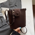 Sac seau rétro marron foncé à texture mate et bandoulière réglable pour femmes - Café sans pendentif