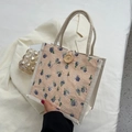 Borsa a mano color crema con pizzo floreale e chiusura con bottone in legno - Blu