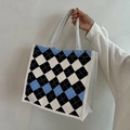 Gebreide shopper met blauw en zwart ruitpatroon en witte geweven handvatten - Wit met Blauw