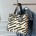 Canvas shopper met zebraprint, geknoopte handvatten en geblokte sterrenhanger - Off-white (Met Hanger)