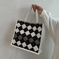 Minimalistische zwart-wit dambord draagtas met ruitpatroon en witte handvatten voor dames - Off-wit