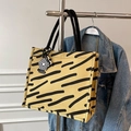 Gele canvas shopper met tijgerprint, zwarte touwhandvatten en bloemhanger - Khaki (Met Hanger)