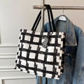 Grande borsa tote in tela a quadretti bianchi e neri con ciondolo a forma di orsetto - Bianco Crema (Con Ciondolo Orsetto)
