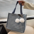 Sac fourre-tout pied-de-poule bleu et blanc avec breloque cerise et anses tissées - Bleu + Pendentif Cerise Blanc