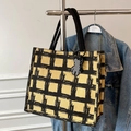 Grande borsa tote in tela con motivo a quadri gialli e neri e ciondolo a orsetto - Cachi (Con Ciondolo Orsetto)
