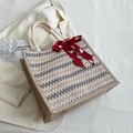 Großer Leinen-Shopper mit Wellenmuster und rotem Herzschal an weißen Seilgriffen - Beige und Schwarz