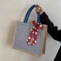 Blaue Leinentasche mit geometrischem Muster, Seilgriffen und roter Herzschleife - Blau
