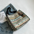 Borsa tote in tela con stampa geometrica etnica, ciondolo a coniglio e manici neri - Portachiavi a Forma di Coniglio / Verde