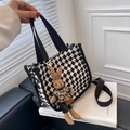 Borsa a mano pied-de-poule bianca e nera con ciondolo a coniglio e tracolla lunga - Solo Ciondolo a Coniglio