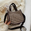 Borsa tote intrecciata a quadri marroni con ampi manici e tracolla coordinata - Caffè senza Ciondolo