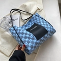 Borsa tote trapuntata blu e grigia con motivo a scacchi e spalline nere sottili - Blu