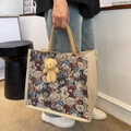 Linnen draagtas met cartoon berenprints en pluche hanger gedragen door een model - Beige Beren Met Blush Beer Hanger