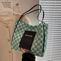 Borsa tote a scacchi trapuntata in verde menta e grigio con spalline nere - Verde
