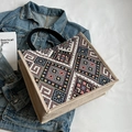Grande borsa tote etnica con ricami geometrici colorati e manici neri - Nero
