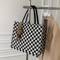 Bolso tote de lona a cuadros blancos y negros con un lindo colgante de conejo - Cuadros Blanco Negro Con Colgante