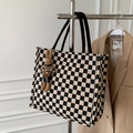 Bolso tote de lona a cuadros negros y beige con amuleto de conejo y asas trenzadas - Cuadros Negro Caqui Con Colgante