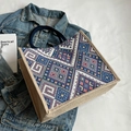 Borsa tote stile etnico con motivi blu e lati in iuta su tessuto denim - Blu scuro