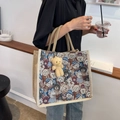 Linnen draagtas met berenprint en pluche hanger in een trendy straatstijl opname - Beige Beren Met Korte Benen Beer Hanger