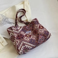 Borsa tote intrecciata in stile etnico con motivi geometrici ed etichetta moda - Rosso