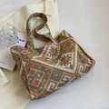 Borsa tote etnica in tessuto beige con motivi geometrici ed etichetta moda sul davanti - Cachi