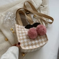 Sac fourre-tout japonais en toile à chevrons avec un pendentif cerise en peluche rose - Kaki + Cerise Rose
